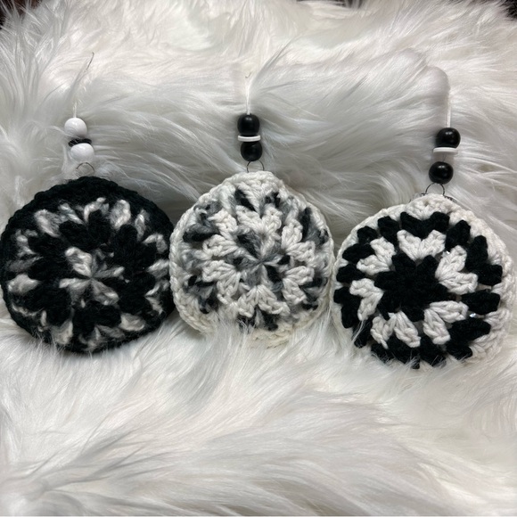 Hand knit/crochet Christmas, black-and-white granny, style baubles, set of 3 New - Picture 5 of 8